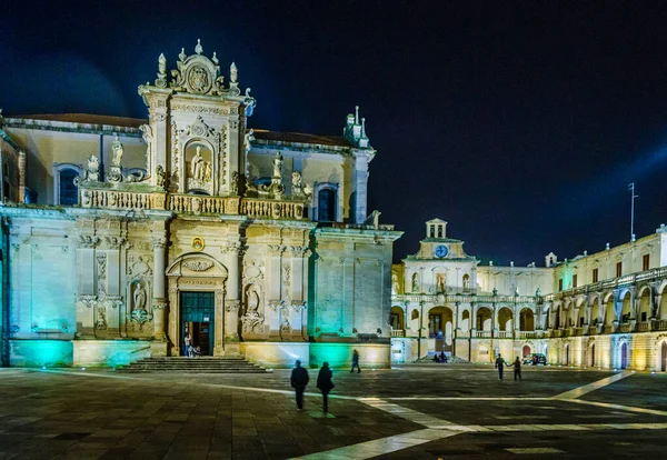 Lecce 'deki Santa Maria katedralinin gece manzarası.