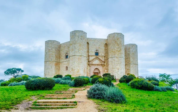 Andrea, İtalya yakınlarındaki sekizgen bir kale kalesi manzarası..