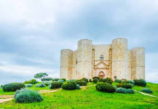 Andrea, İtalya yakınlarındaki sekizgen bir kale kalesi manzarası..