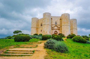 Andrea, İtalya yakınlarındaki sekizgen bir kale kalesi manzarası..