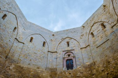 Andrea, İtalya yakınlarındaki sekizgen bir kale kalesi manzarası..