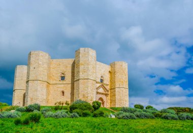 Andrea, İtalya yakınlarındaki sekizgen bir kale kalesi manzarası..