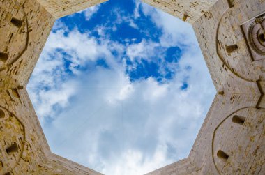 Andrea, İtalya yakınlarındaki sekizgen bir kale kalesi manzarası..