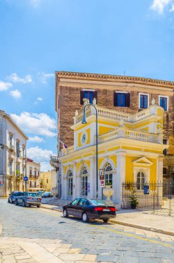 İtalyan şehrinde dar bir cadde görünüyor Andri.