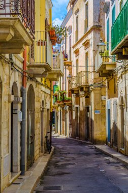 İtalyan şehrinde dar bir cadde görünüyor Andri.