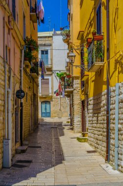 İtalyan şehrinde dar bir cadde görünüyor Andri.