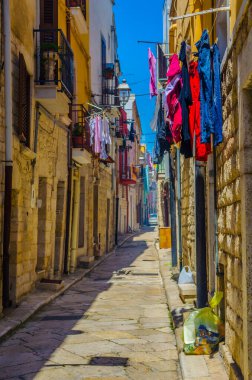 İtalyan şehrinde dar bir cadde görünüyor Andri.