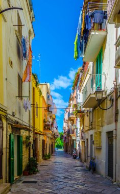 İtalyan şehri Bartlett 'ta dar bir sokak manzarası