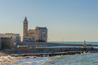 İtalyan şehri Trani 'deki ünlü Cattedrala di San Nicola Pellegrino' nun manzarası