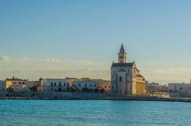 İtalyan şehri Trani 'deki ünlü Cattedrala di San Nicola Pellegrino' nun manzarası