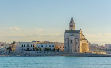 İtalyan şehri Trani 'deki ünlü Cattedrala di San Nicola Pellegrino' nun manzarası