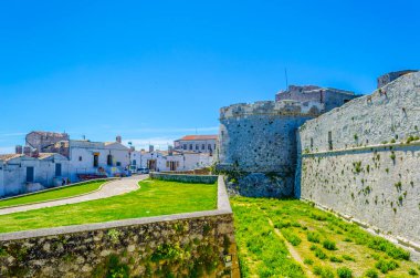 İtalya 'da Monte Santangelo' da bir şato manzarası