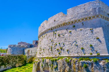İtalya 'da Monte Santangelo' da bir şato manzarası