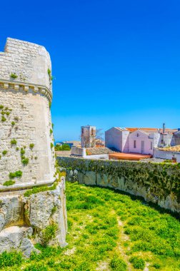 İtalya 'da Monte Santangelo' da bir şato manzarası