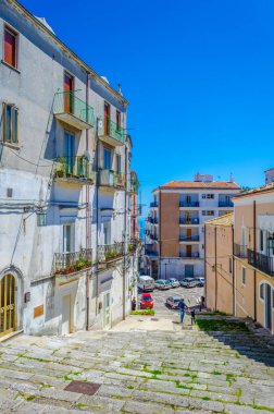 İtalyan şehri Monte Santangel 'de dar bir sokak manzarası
