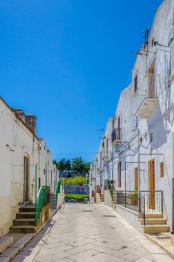 İtalyan şehri Monte Santangel 'de dar bir sokak manzarası