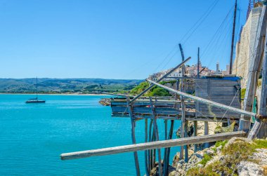 İtalya, Vieste 'de geleneksel balıkçı ağı Trabucco manzarası