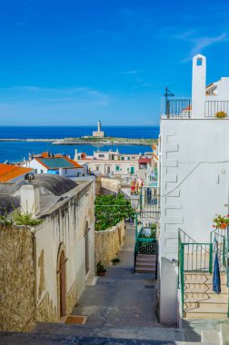 İtalyan şehrinde dar bir cadde manzarası