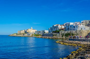 San Francesc kilisesi tarafından yönetilen Vieste kıyısı.
