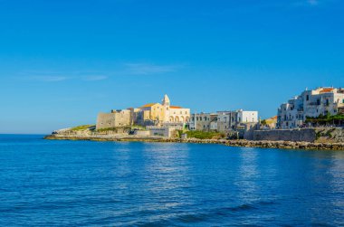 San Francesc kilisesi tarafından yönetilen Vieste kıyısı.