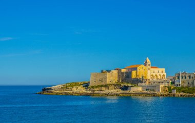 San Francesc kilisesi tarafından yönetilen Vieste kıyısı.