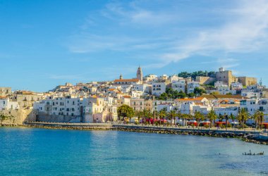 İtalyan şehrinin kıyı şeridi manzarası