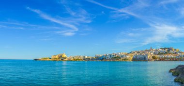 San Francesc kilisesi tarafından yönetilen Vieste kıyısı.