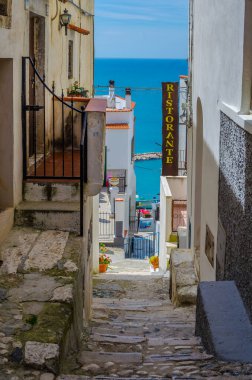 İtalyan kenti Peschic 'te dar bir cadde manzarası