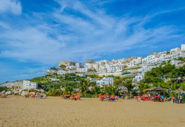 İtalya 'nın Peschici kasabası sahiller ve engebeli sahillerle çevrili.