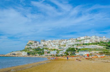 İtalya 'nın Peschici kasabası sahiller ve engebeli sahillerle çevrili.