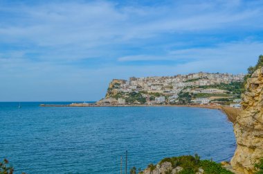 İtalya 'nın Peschici kasabası sahiller ve engebeli sahillerle çevrili.