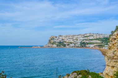 İtalya 'nın Peschici kasabası sahiller ve engebeli sahillerle çevrili.