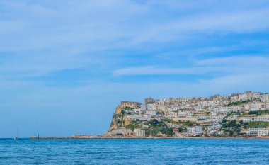 İtalya 'nın Peschici kasabası sahiller ve engebeli sahillerle çevrili.