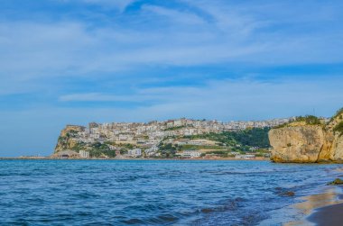 İtalya 'nın Peschici kasabası sahiller ve engebeli sahillerle çevrili.