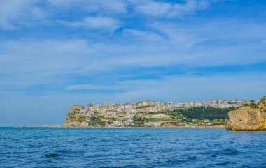 İtalya 'nın Peschici kasabası sahiller ve engebeli sahillerle çevrili.