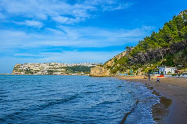 İtalya 'nın Peschici kasabası sahiller ve engebeli sahillerle çevrili.
