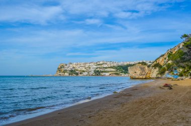 İtalya 'nın Peschici kasabası sahiller ve engebeli sahillerle çevrili.