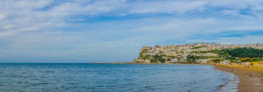 İtalya 'nın Peschici kasabası sahiller ve engebeli sahillerle çevrili.