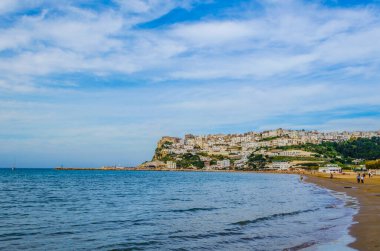 İtalya 'nın Peschici kasabası sahiller ve engebeli sahillerle çevrili.