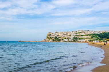 İtalya 'nın Peschici kasabası sahiller ve engebeli sahillerle çevrili.