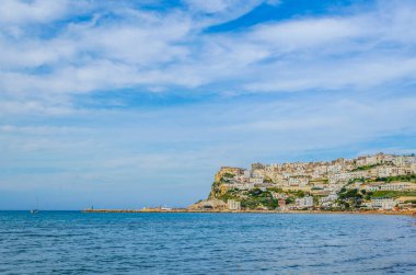 İtalya 'nın Peschici kasabası sahiller ve engebeli sahillerle çevrili.