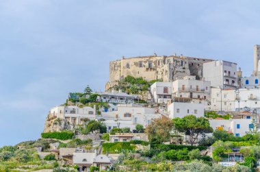 Eski İtalyan şehri Peschici, Puglia 'nın manzarası
