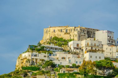 Eski İtalyan şehri Peschici, Puglia 'nın manzarası