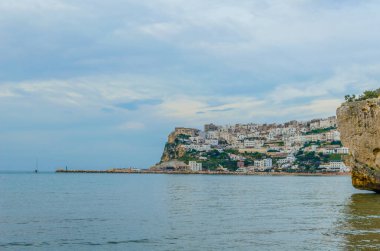 İtalya 'nın Peschici kasabası sahiller ve engebeli sahillerle çevrili.