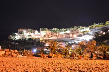 İtalya 'nın Peschici kasabasının gece görüşü bitişik bir beac' tan