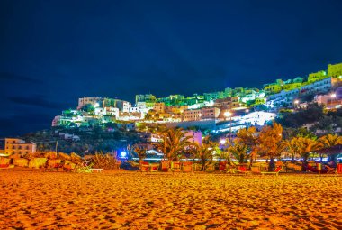 İtalya 'nın Peschici kasabasının gece görüşü bitişik bir beac' tan