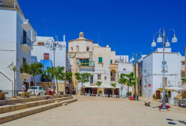Polignano a Mare, İtalya 'da küçük bir meydan manzarası
