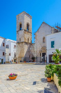 İtalyan şehrinde bir kilise manzarası Polignano da mar