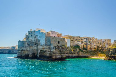 İtalyan polignano şehri manzarası Puglia Regio 'da ünlü bir tatil köyüdür.