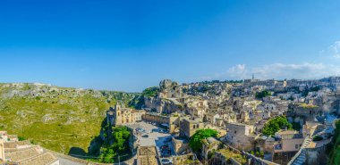 İtalyan şehrinin çatıları. Matera, San Pietro mağarası ve Madonna de Idris kilisesi.